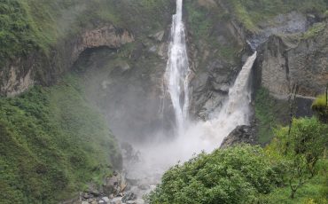 El Pailon del Diablo es una cascada grande cerca de Baños.