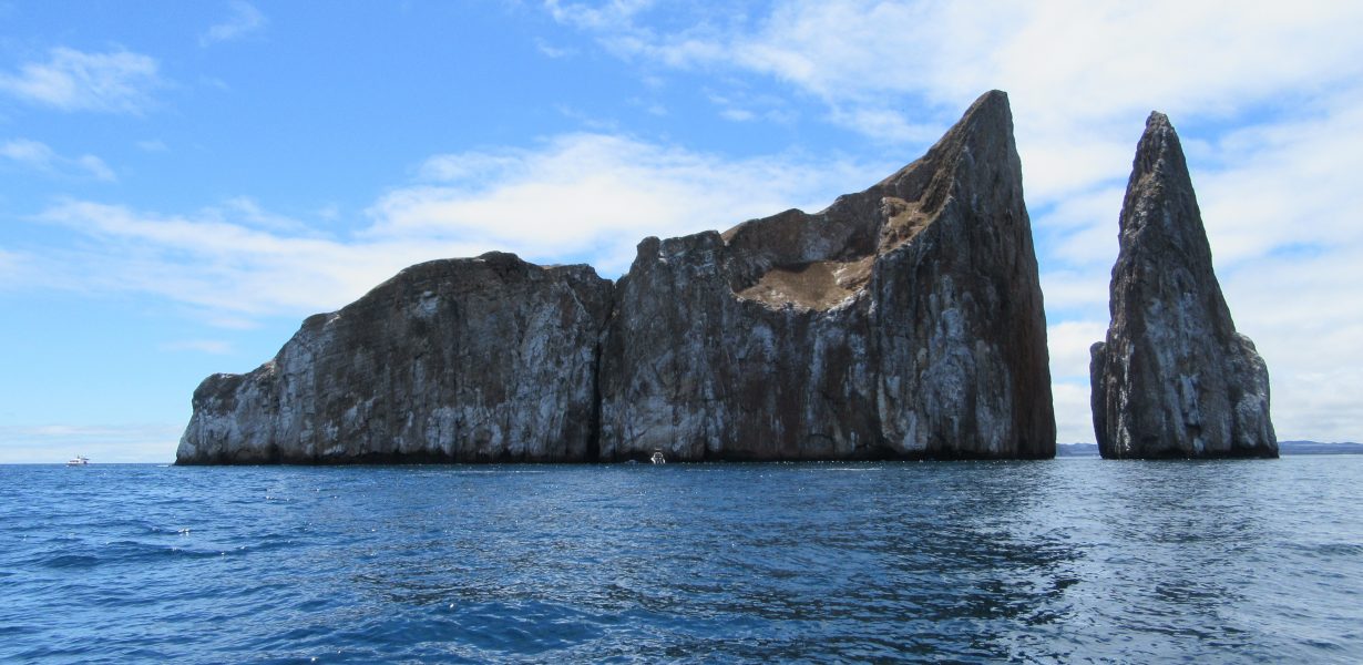 Kicker Rock es una formacion de rocas que va a ver durante su Santa Cruz - San Cristobal- Island Hopping Tour.