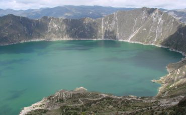 La laguna de Quilotoa cerca de Riobamba es un destino ideal para hacer caminatas en un paisaje maravilloso.