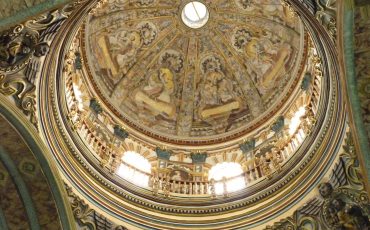 Las cupolas de la catedral de Cuanca son hermosas por dentro y por fuera.