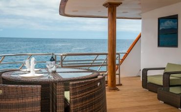 Disfruta de vistas maravillosas desde la cubierta superior del catamaran Seastar