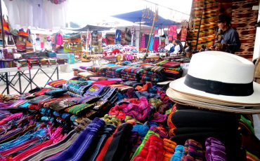 El mercado artesanal de Otavalo es uno de los attractivos mas importantes de Ecuador.