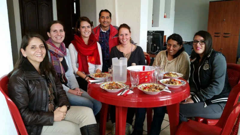 Personal de SOLEQ comiendo en la oficina después de cocinar juntos
