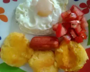 llapingacho con huevo y ensalada