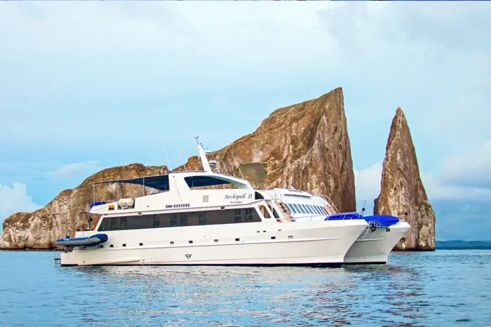 Archipel I frente a Kicker Rock