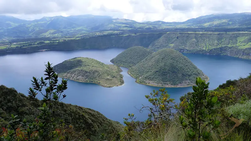 Desde Otavalo, puede realizar una excursión de un día al Lago Cuicocha.