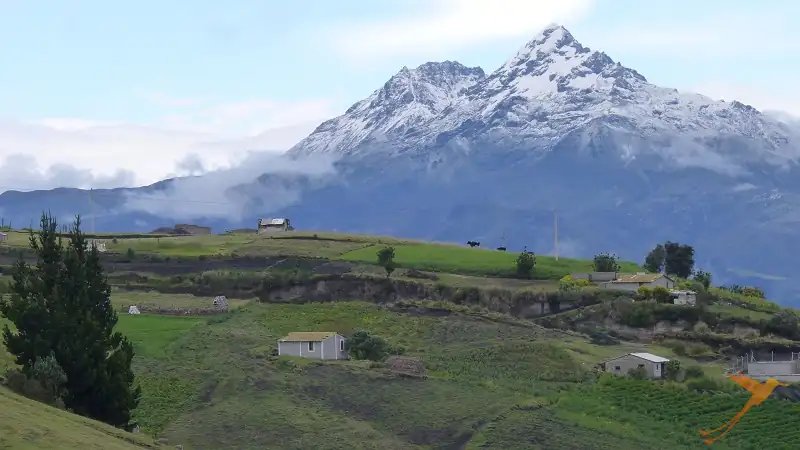Los Ilinizas son volcanes gemelos ubicados al sur de Quito.