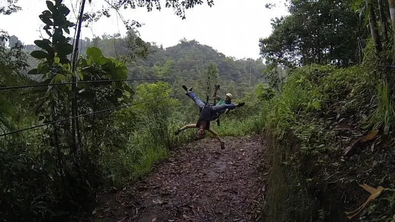 En Mindo puede realizar muchas actividades divertidas, como el canopy.