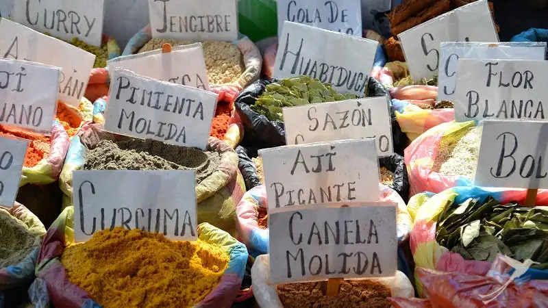 Encuentre especies exóticas en el mercado de Otavalo.
