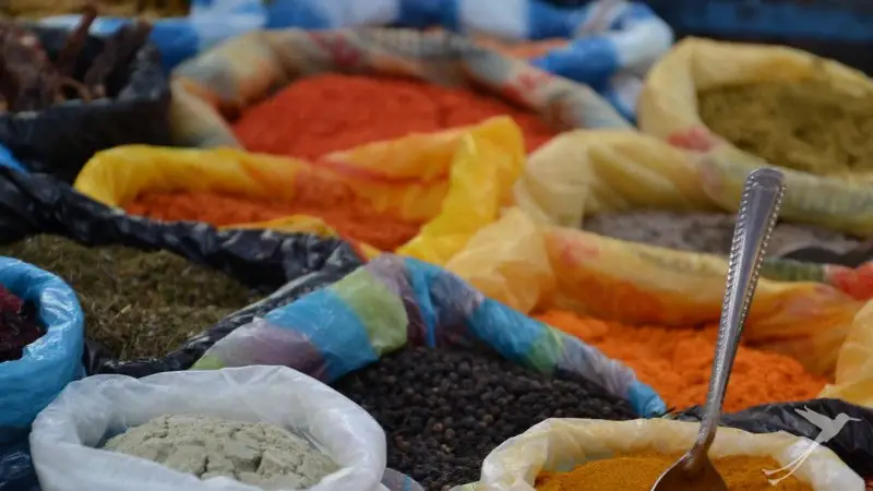 El mercado de Otavalo está lleno de especias coloridas.
