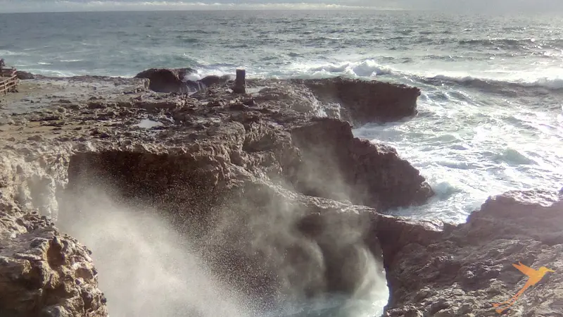 Water is splattering high at the Chocoloatera on Santa Elena peninsula.