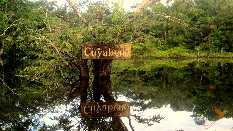 signo de la Casa Cuyabeno en el río Napo