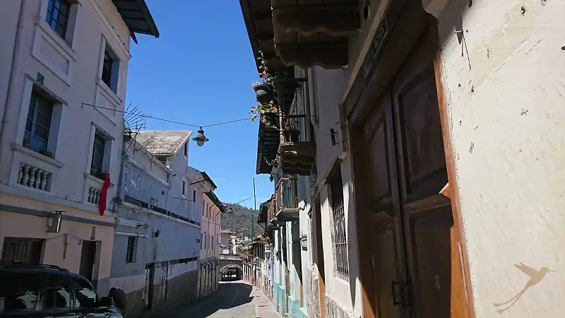 ghostly looking La Ronda in Quitos old town due to corona