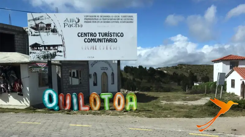 Letras en la entrada del pueblo de Quilotoa