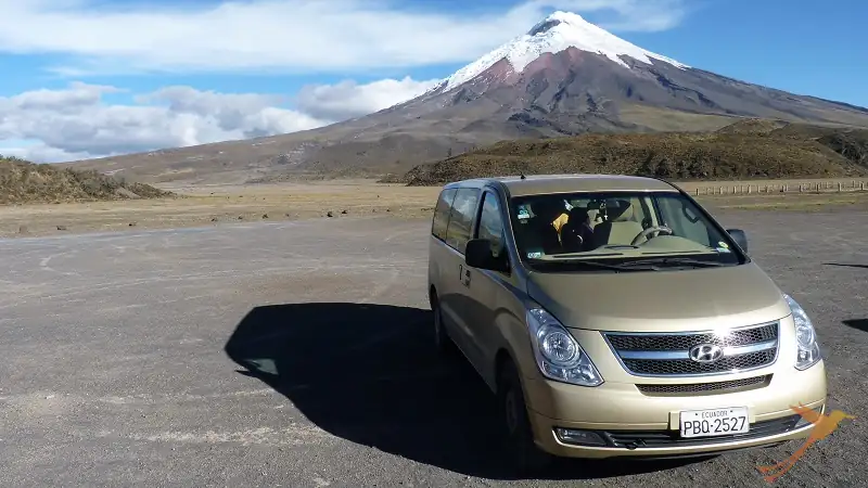 furgoneta familiar de gira en el Cotopaxi