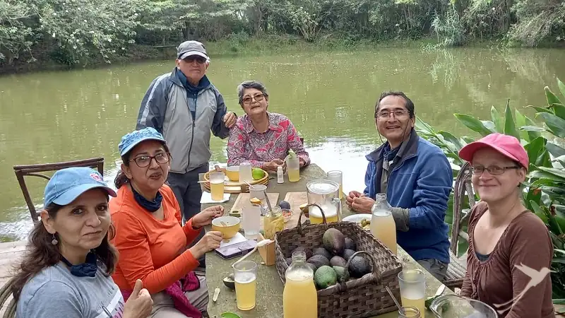 Soleq travel team ist tasting the Avocados