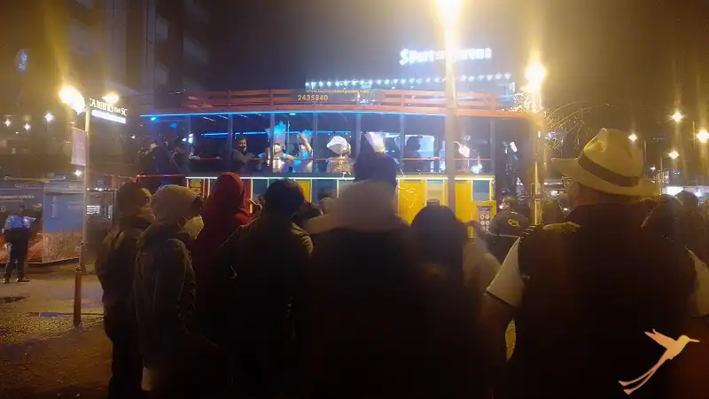chiva en La Mariscal durante el Carnaval