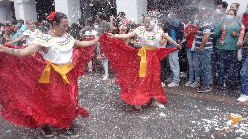 desfile de bailarines carnaval Quito