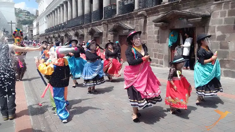 desfiles de carnaval en el centro histórico de Quito