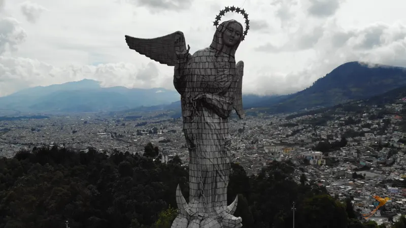 virgen del Panecillo and view over Quito
