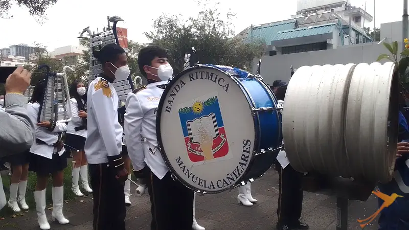 estudiantes tocando tambores en el carnaval de Quito