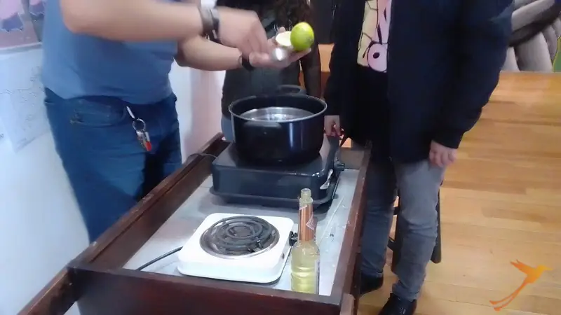 derretido de cera para los huevos perfumados