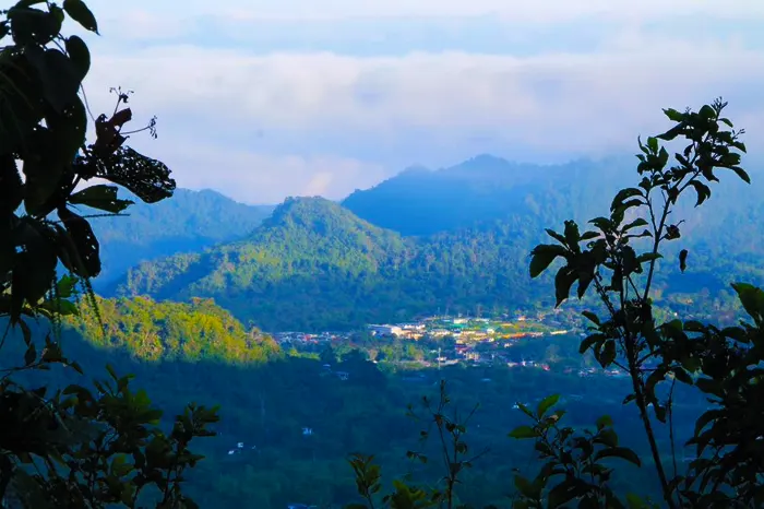 vista sobre el bosque nuboso y el pueblo de Mindo