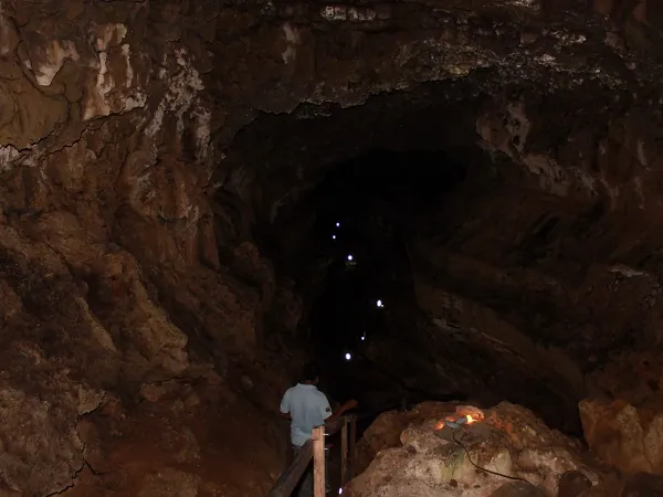 dentro del túnel de lava de Santa Cruz