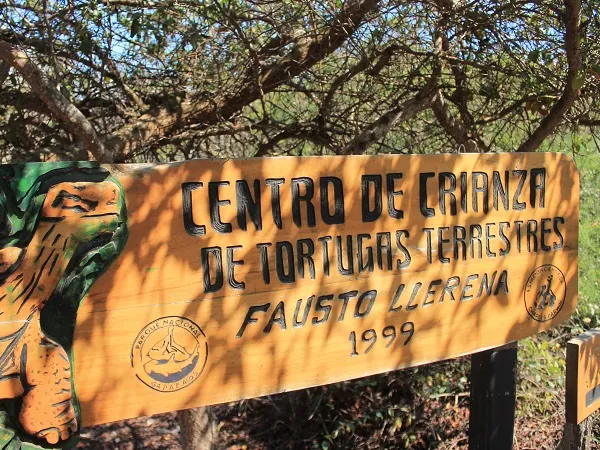 letreroo en el Centro de Cría,, que forma parte de la Estación Charles Darwin