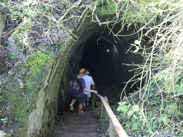entrada a los túneles de lava en Santa Cruz