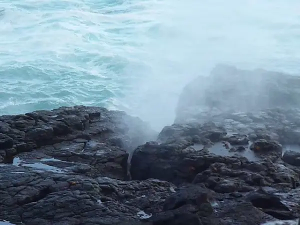 el sopladero en la costa de la Isla Española en Galápagos