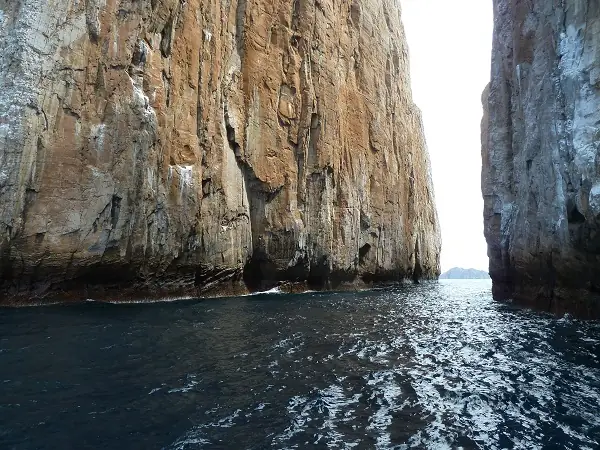 rocky-walls-Kicker-Rock