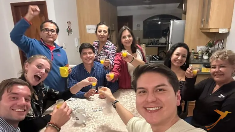 jugando a la Cuarenta y bebiendo Canelazo en la oficina
