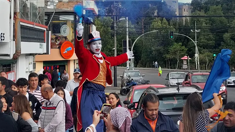 las personas de pie son una de las muchas atracciones de las fiestas