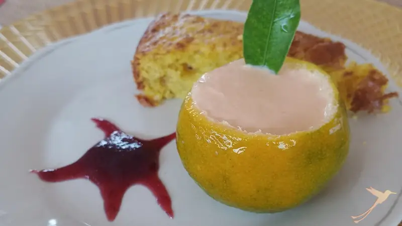 Un trozo de torta y helado de mandarina