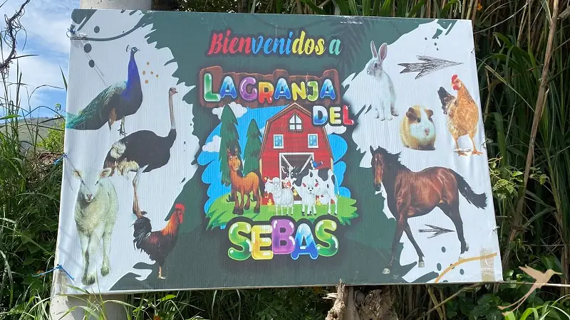 señal a la entrada de una granja cerca de Perucho