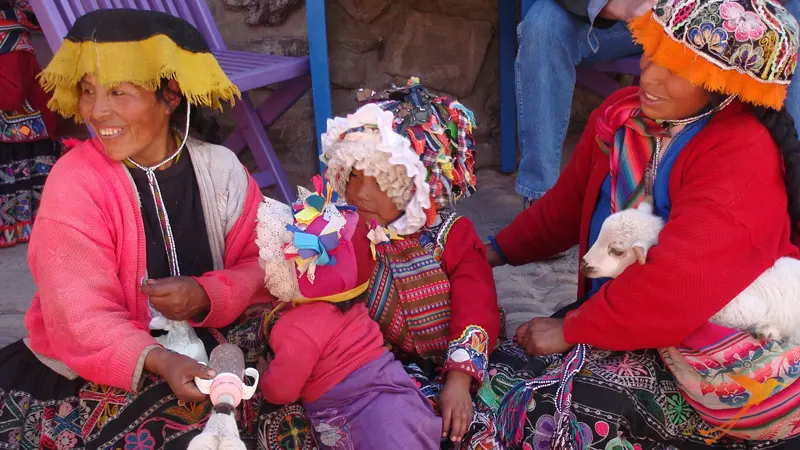 mujer indígena con ropa tradicional