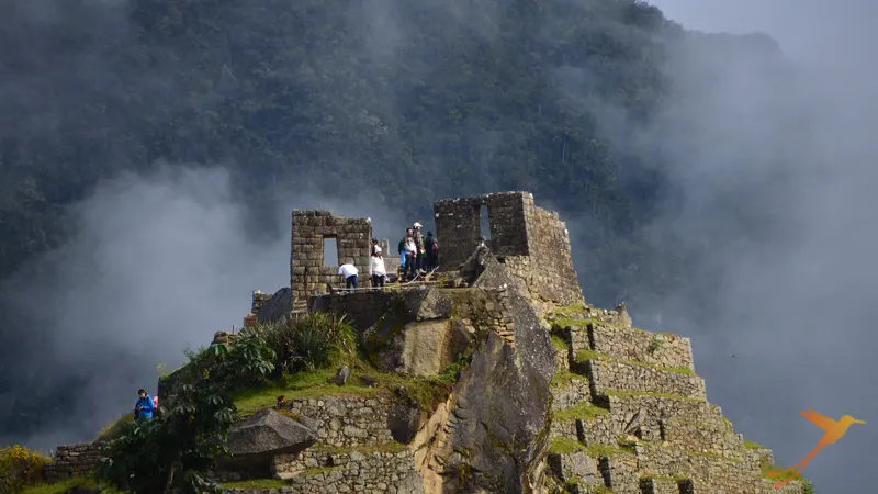 ruinas incas en la cima de una montaña