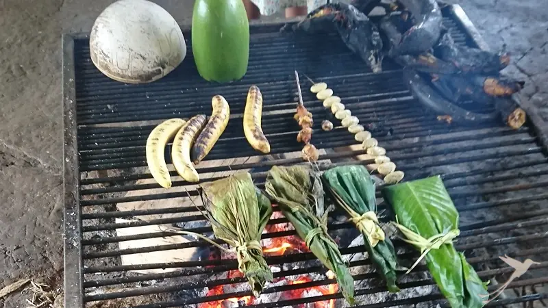 Barbacoa en la Comunidad de Sani con comida típica amazónica