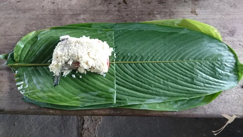 preparación de pescado y palmito en hoja