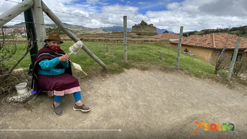 Mujer indígena hilando lana cerca de las ruinas incas de Ingapirca en Ecuador.