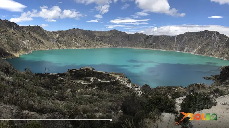 Lago de cráter Quilotoa con aguas turquesas en los Andes ecuatorianos.