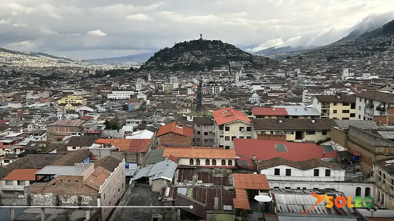 Vista panorámica del centro histórico de Quito y del cerro El Panecillo desde las torres de la Basílica del Voto Nacional.