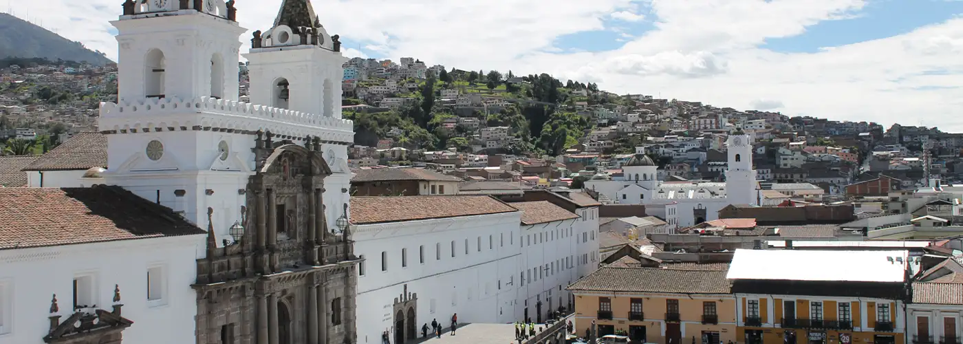 Iglesia y Plaza de San Francisco en el Centro Histórico de Quito – una joya colonial rodeada de arquitectura tradicional y el imponente paisaje andino.