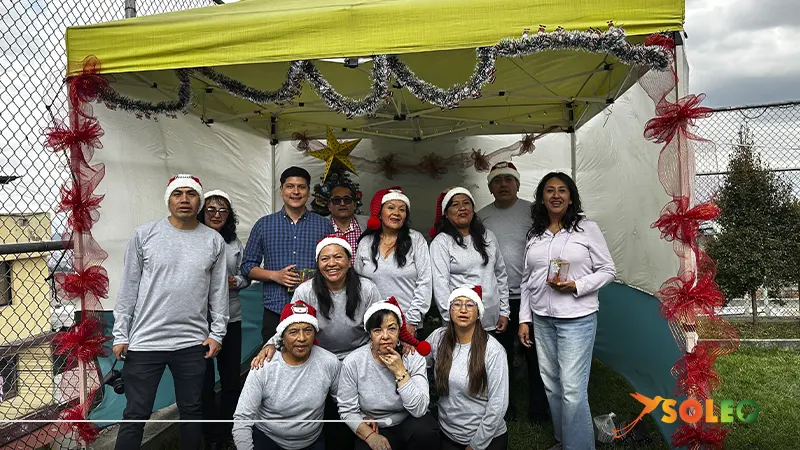 Los educadores y el personal del proyecto social Refugio de los Sueños se reunieron durante una celebración navideña comunitaria en Quito, Ecuador.