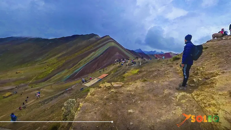 Excursión a la Montaña Arcoíris de Perú (Vinicunca): vista de las coloridas laderas de la montaña y la ruta de senderismo en los Andes peruanos.