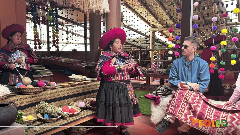 Taller tradicional de tejido con Soleq travel en Chinchero, Valle Sagrado, Perú