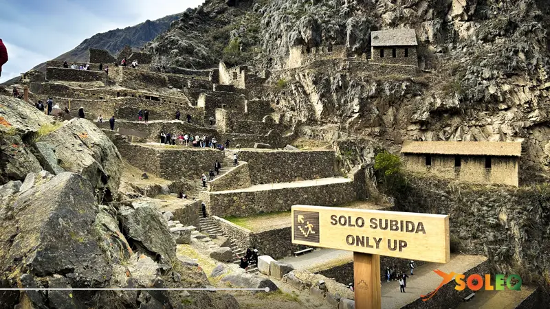 Fortaleza inca de Ollantaytambo en el Valle Sagrado de Perú con terrazas de piedra.