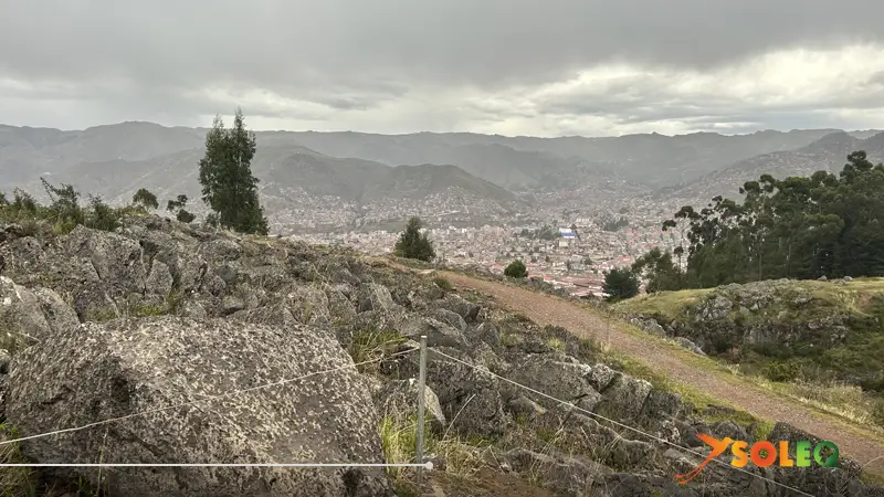 Vista de Cusco desde el Círculo Sagrado en Perú, paisaje andino con yacimientos incas sobre la ciudad.