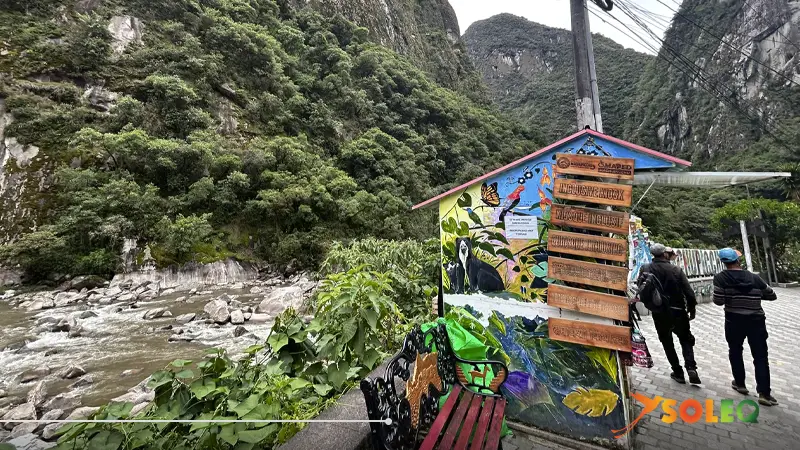 Plaza en Aguas Calientes (Machu Picchu Pueblo) en Perú, con los Andes como telón de fondo y edificios en el centro.
